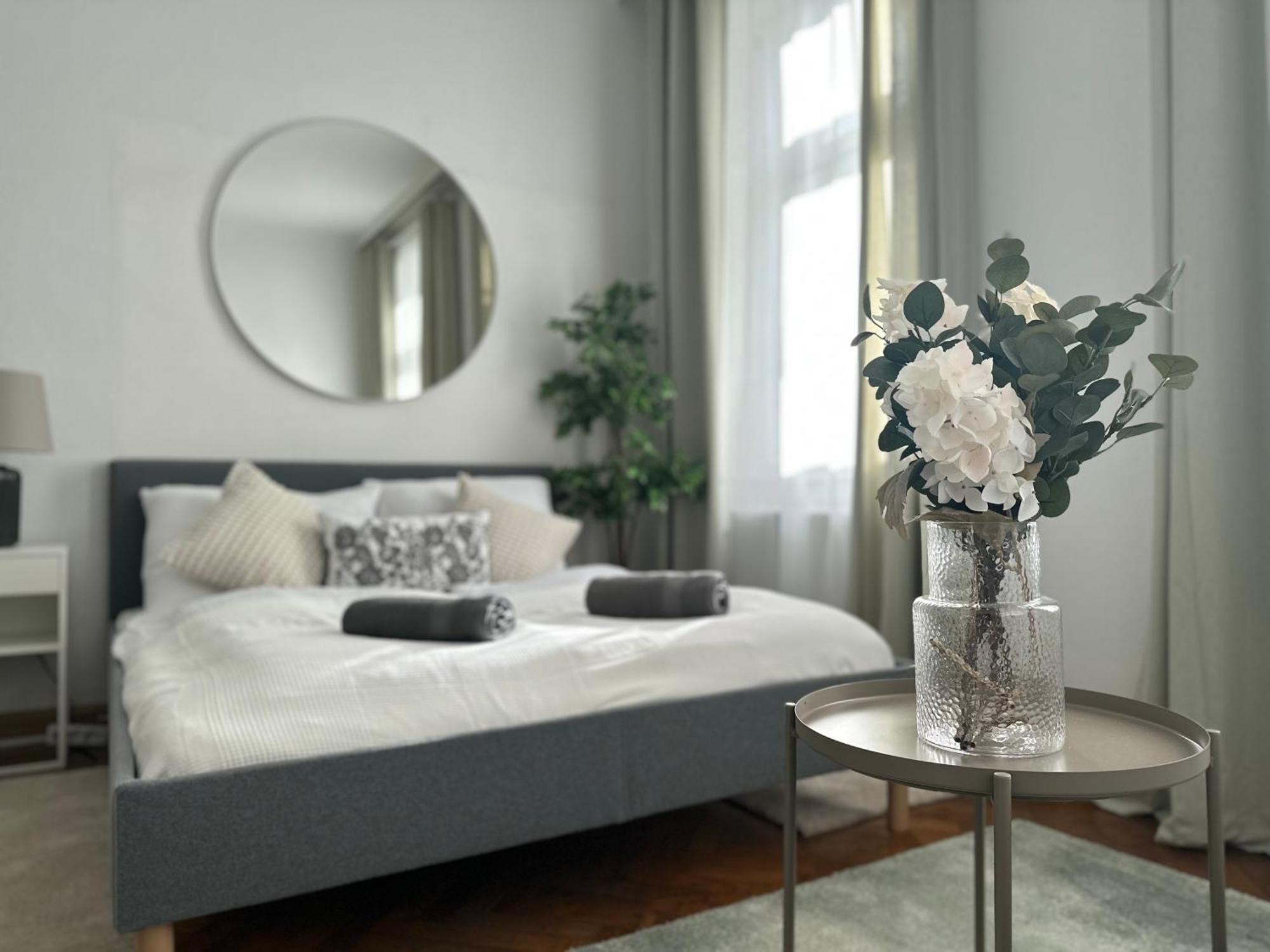 Spacious Apartment, 3 Min To U1 Reumannplatz Wien Eksteriør billede