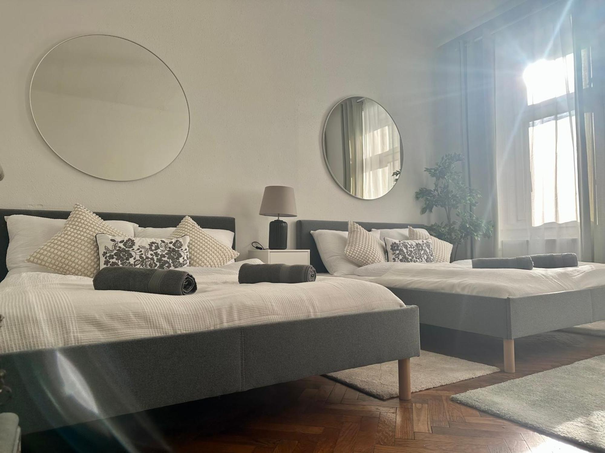 Spacious Apartment, 3 Min To U1 Reumannplatz Wien Eksteriør billede